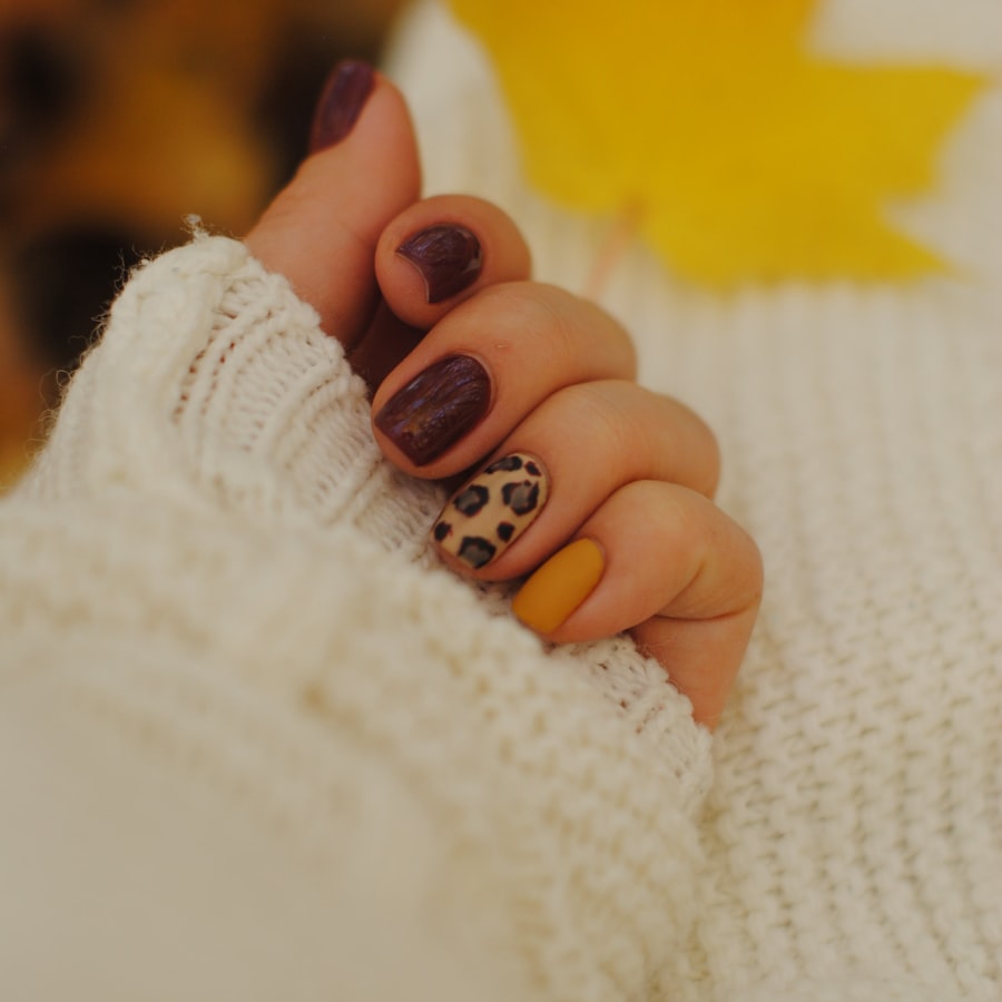 Nail art with accent nail